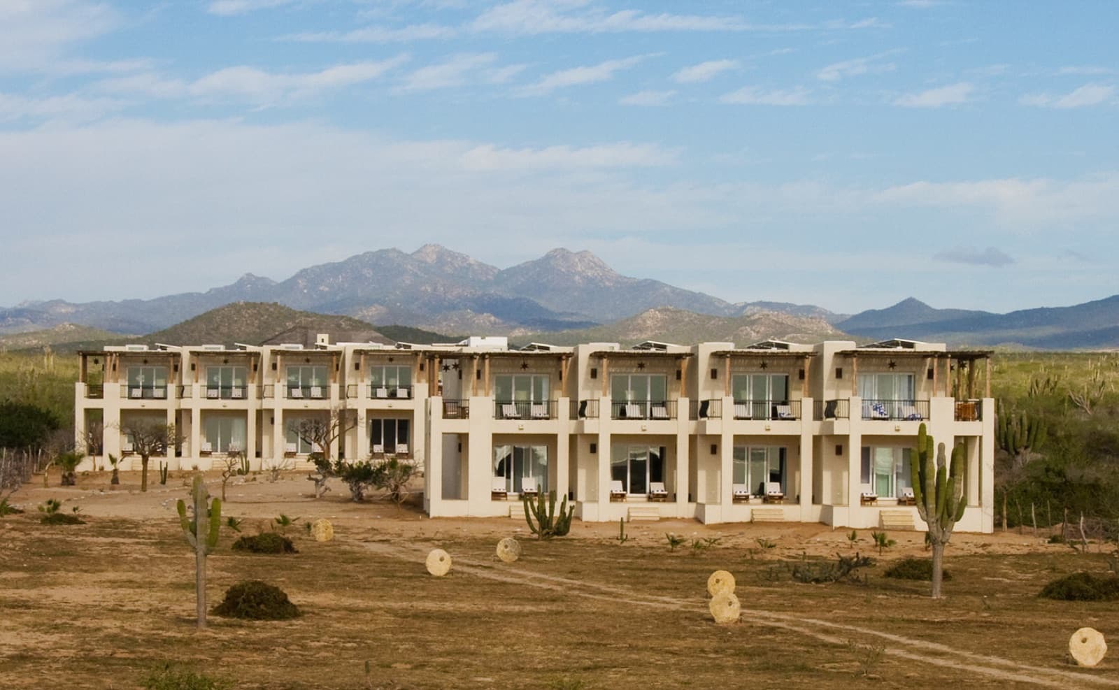 Guest rooms with Sierra de la Laguna views